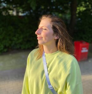 Sofia Kats Instagram - Just me and the Sun and the trash bin. ✨☀️
📸 @hypekultur