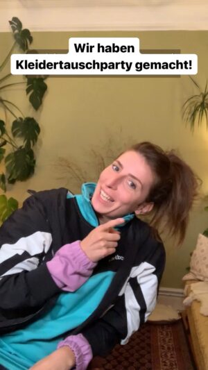 Sofia Kats Instagram - Hey Gang!
Ich hab vorletzte Woche mit vielen tollen Menschen Klamotten getauscht. Danke auch an RocketBeans, die die Idee sofort supportet haben. Wir haben nämlich redaktionsintern untereinander getauscht.
.
Liebe geht raus an Marika, die viel geholfen hat, an @sam.maehdrescher und @johannaction für den Hype.
Tauschen konnte jede*r. Klamotten mitnehmen auch.
.
Denn meist kommt sowieso mehr zusammen als man nur unter den mitbringenden Personen wegtauschen könnte.
Wenn ihr direkt wisst, dass viele Leute Klamotten bringen wollen, macht es sogar Sinn ein Limit zu setzen.
zB jeder max 7 Kleidungsstücke.
.
Die Kleidertauschparty hat mega Spaß gemacht. Hab zeri tolle Sachen gefunden. Und mit vielen Leuten hatte ich endlich mal wieder Zeit überhaupt zu quatschen. Wir hatten Musik an und haben uns gegenseitig ermutigt was Neues auszuprobieren.
Wir hatten auch viel Männerkram dabei. Oft ist das Angebot für Dudes im SecondHand Feld ja karg gesät.
.
.
Wir werden das Format auf jeden Fall wiederholen.
Go ahead and try it!
#kleidertausch #kleidertauschparty #secondhand