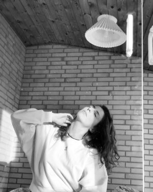 Sofia Kats Instagram - Morgens ein Mal Nacken knacken.
🗣
🐓 
#blackandwhite #schwarzweiß #schwarzweiss