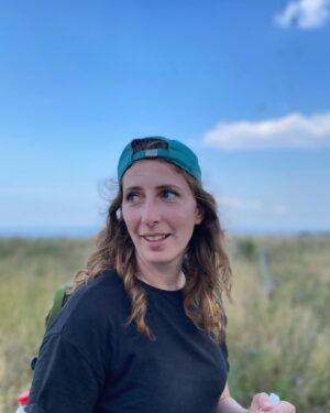 Sofia Kats Instagram - Die dunklen Flecken im Himmel sind nicht von einer dreckigen Kameralinse. 
Bei Heiligenhafen gibt es riesige Schwärme von Staren und verschiedenen Möwenarten. Wenn die in die Lüfte gehen - wird's auch mal kurz dunkel. :) 
Wenn ihr mal auf der Ecke bei Fehmarn seid - unbedingt "Graswarder" in Heiligenhafen besuchen oder den Küstenwanderweg laufen, westlich von Heiligenhafen.
.
📸 @hypekultur