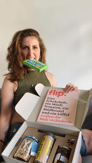 Sofia Kats Instagram - #werbung / unbezahlt
Hey Gang!
Macht mit und gewinnt eine von fünf tollen Boxen mit veganen und 100% recherchiert nachhaltigen Produkten. 
Dazu müsst ihr nur 
1. @letsflip_de   mir folgen 
2. mir hier 'nen Kommentar dalassen mit eurem sustainable Lieblingstipp oder einem Tipp, den ihr schon immer ausprobieren wolltet. Freitag 17:00 komm ich her und picke fünf Leute raus!
.
Die Flip Recherchegruppe deckt immer wieder auf, welche Projekte sich grün schmücken, aber in Wirklichkeit Greenwashing betreiben. 
Einige der großen Recherchen waren zB. die "Sneakerjagd" (auch auf YT), die Geschichte zu "GotBag" und zuletzt auch super spannende Zahlen zu Shell. 
. 
Ich folge dem Projekt schon länger und finde solche Recherchen unfassbar wichtig für die Aufklärung von Verbraucherinnen und Verbrauchern. Freue mich daher sehr genau dieses Gewinnspiel machen zu könnnen. 
. 
Es ist Werbung, aber unbezahlt, weil gute, zeitgemäß aufbereitete journalistische Inhalte eine große Plattform verdienen. ✊
.
Die Flip Box könnt ihr auch kaufen und damit unabhängigen Journalismus unterstützen ♥️✨