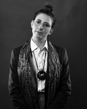 Sofia Kats Instagram - Ich leite jetzt übrigens meine eigene Zauberschule. Bewerbungen bis Ende August möglich. Und es gibt keine Eulenpost - wir machen das mit Hühnern. 
Meine Vorlesung "How to mix deadly beautiful potions" gibt es als Präsenzseminar (12 LP) oder als Online-Vorlesung (4LP). 😍 🫙🍵🌿🌶
Everybody welcome!
.
📸 @hanneswichmann für @gametwo_official 
.
#wizardschool #wizard #köstüm #loveislove