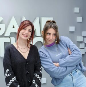 Sofia Kats Instagram - LEUTE!!! 
Ich darf endlich dieses Bild posten, DENN:
Esther @miseryfate ist nun officially GameTwo Moderatorin!! ♥️♥️♥️
Esther, ich freu mich soooo sehr, dass du jetzt Host bist. 
Freue mich auf alle Mods mit dir! 🫶
Möge dein Weg immer von flauschigen Hühnerfedern gesäumt sein. 🪶🪶🪶
