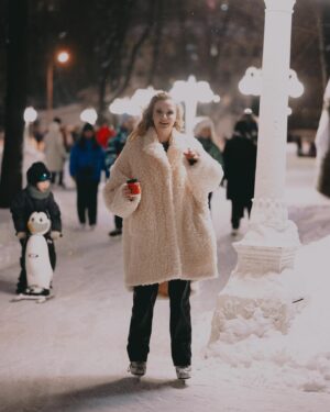 Sofia Lebedeva Instagram - Пару дней назад была встреча со зрителями, на катке Start в саду Эрмитаж. 
Общались про новый сезон «Медиатора» - все говорят про 3ю серию.
Там с моим персонажем происходит что-то очень важное.
Кстати, каток Start максимально уютный, атмосфера тепла и любви, сердечно поздравляю @denisowavic с воплощением такой крутой идеи ♥️
@start.ru