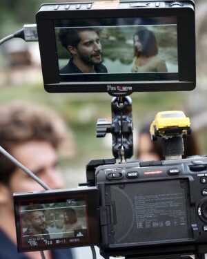 Sofia Mota Instagram - Registos do shooting do videoclip ‘Noite’ do @ricardo_de_sa que saiu ontem.  Vou poder dizer…. LINK NA BIO! 🤙🏼 (mas não na minha, na dele!) 

Click click click @ @ @

@ricardo_de_sa

📸 @hugosmartins_