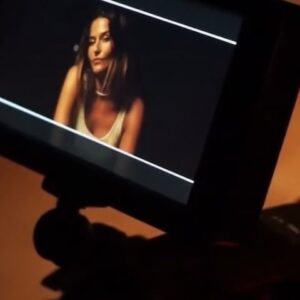 Sofia Mota Instagram - Registos do shooting do videoclip ‘Noite’ do @ricardo_de_sa que saiu ontem.  Vou poder dizer…. LINK NA BIO! 🤙🏼 (mas não na minha, na dele!) 

Click click click @ @ @

@ricardo_de_sa

📸 @hugosmartins_