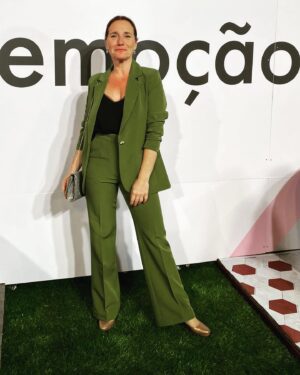 Sofia Nicholson Instagram - A @tvificcao fez 9 anos! 
9 anos a entrar nas vossas casas e fazer-vos sonhar, rir, chorar, revoltar, celebrar. 
9 anos a fazer-vos companhia.  A todos os que tornam a TVI Ficção num sucesso, PARABÉNS!  @tvioficial  @sr.actor  @eugeniocamposjewels @nakuropt  #eventos #aniversario #tvificcao #9 #parabéns #verde #avidaacores #vivalavida #cheers