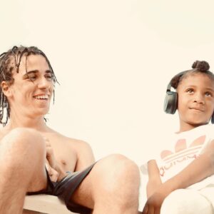 Sofia Nicholson Instagram - Vou aproveitar estas duas fotografias fofinhas para ver se os dois luso-franceses que o meu filho e eu somos ( ou seremos franco-portugueses? ), fãs assumidos da cultura africana também serão alvos de críticas e acusados de falta de respeito e apropriação de uma cultura que tanto respeitamos e admiramos! 
Se a Rita fosse uma artista internacional, receberia aplausos mas como vive num país pequenino sempre à procura de polémica é linchada por qualquer motivo! Basta ela acordar! É que já chateia! 
Vou já ali pintar o cabelo e voltar ao meu ruivo celta, posso? 
#team @hyndia