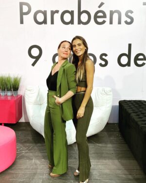 Sofia Nicholson Instagram - A @tvificcao fez 9 anos! 
9 anos a entrar nas vossas casas e fazer-vos sonhar, rir, chorar, revoltar, celebrar. 
9 anos a fazer-vos companhia.  A todos os que tornam a TVI Ficção num sucesso, PARABÉNS!  @tvioficial  @sr.actor  @eugeniocamposjewels @nakuropt  #eventos #aniversario #tvificcao #9 #parabéns #verde #avidaacores #vivalavida #cheers