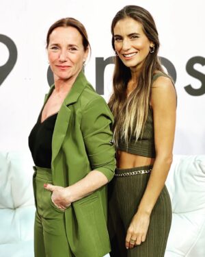 Sofia Nicholson Instagram - A @tvificcao fez 9 anos! 
9 anos a entrar nas vossas casas e fazer-vos sonhar, rir, chorar, revoltar, celebrar. 
9 anos a fazer-vos companhia.  A todos os que tornam a TVI Ficção num sucesso, PARABÉNS!  @tvioficial  @sr.actor  @eugeniocamposjewels @nakuropt  #eventos #aniversario #tvificcao #9 #parabéns #verde #avidaacores #vivalavida #cheers