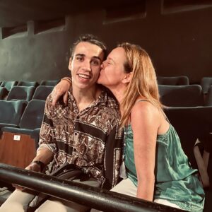 Sofia Nicholson Instagram - Ainda no rescaldo da estreia de Entre Eles Dois. Podia falar do orgulho incomensurável que a mãe que sou tem do seu rebento. Mas acho que as fotografias falam por mim. 
Expresso-me agora enquanto profissional: está ali um trabalho incrível da @martalapa. Para usar a expressão dela, um processo em estado de graça. Dois jovens actores que se dão sem reservas e passam uma energia e química brutais e impossíveis de não serem sentidas na plateia. Vive-se com eles aquela noite de confissões e descobertas. São divertidos e comoventes. A Marta podia ter recorrido à simplicidade naturalista de um texto intimista. Mas seria apenas mais uma peça naturalista e intimista. No entanto, sem perder a intimidade inerente à condição das personagens, transforma o texto num carrossel de emoções pautadas pela música original de @pedro_de_moura. Ambos vão fugindo da realidade do quarto do reformatório para um qualquer palco de um concerto rock. Brutal! ( quem nunca assim fugiu das quatros paredes do seu quarto ?) 
Há na @escolademulheres1995 um espectáculo a não perder. Merece mesmo ser visto.  RESERVAS: 915 039 566  Com @kid_nik_olson e @avirgemsofia 
VÃO AO TEATRO! #aculturaésegura #teatro #actorslife #emcena #punkrock #arte #vãoaoteatro