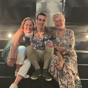 Sofia Nicholson Instagram - Ainda no rescaldo da estreia de Entre Eles Dois. Podia falar do orgulho incomensurável que a mãe que sou tem do seu rebento. Mas acho que as fotografias falam por mim. 
Expresso-me agora enquanto profissional: está ali um trabalho incrível da @martalapa. Para usar a expressão dela, um processo em estado de graça. Dois jovens actores que se dão sem reservas e passam uma energia e química brutais e impossíveis de não serem sentidas na plateia. Vive-se com eles aquela noite de confissões e descobertas. São divertidos e comoventes. A Marta podia ter recorrido à simplicidade naturalista de um texto intimista. Mas seria apenas mais uma peça naturalista e intimista. No entanto, sem perder a intimidade inerente à condição das personagens, transforma o texto num carrossel de emoções pautadas pela música original de @pedro_de_moura. Ambos vão fugindo da realidade do quarto do reformatório para um qualquer palco de um concerto rock. Brutal! ( quem nunca assim fugiu das quatros paredes do seu quarto ?) 
Há na @escolademulheres1995 um espectáculo a não perder. Merece mesmo ser visto.  RESERVAS: 915 039 566  Com @kid_nik_olson e @avirgemsofia 
VÃO AO TEATRO! #aculturaésegura #teatro #actorslife #emcena #punkrock #arte #vãoaoteatro