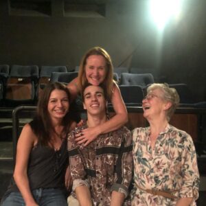 Sofia Nicholson Instagram - Ainda no rescaldo da estreia de Entre Eles Dois. Podia falar do orgulho incomensurável que a mãe que sou tem do seu rebento. Mas acho que as fotografias falam por mim. 
Expresso-me agora enquanto profissional: está ali um trabalho incrível da @martalapa. Para usar a expressão dela, um processo em estado de graça. Dois jovens actores que se dão sem reservas e passam uma energia e química brutais e impossíveis de não serem sentidas na plateia. Vive-se com eles aquela noite de confissões e descobertas. São divertidos e comoventes. A Marta podia ter recorrido à simplicidade naturalista de um texto intimista. Mas seria apenas mais uma peça naturalista e intimista. No entanto, sem perder a intimidade inerente à condição das personagens, transforma o texto num carrossel de emoções pautadas pela música original de @pedro_de_moura. Ambos vão fugindo da realidade do quarto do reformatório para um qualquer palco de um concerto rock. Brutal! ( quem nunca assim fugiu das quatros paredes do seu quarto ?) 
Há na @escolademulheres1995 um espectáculo a não perder. Merece mesmo ser visto.  RESERVAS: 915 039 566  Com @kid_nik_olson e @avirgemsofia 
VÃO AO TEATRO! #aculturaésegura #teatro #actorslife #emcena #punkrock #arte #vãoaoteatro