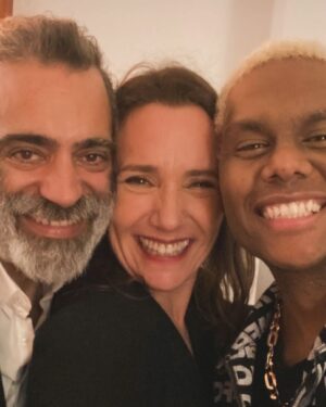 Sofia Nicholson Instagram - Sempre fui, sou e serei a ultima a chegar quando toca a redes sociais. Não faço selfies, esqueço-me de tirar fotografias e depois ando atrás da malta a pedir as dela para me esquecer logo a seguir de as publicar! 
Com 10 dias de atraso mas muita satisfação e orgulho é que relembro o dia do lançamento de Cacau, esta novela que nos coloca a todos sorrisos! Estamos tão empenhados há 6 meses para vos oferecer o melhor e o resultado tem sido tão bom, que mesmo atrasada, fica aqui a felicidade estampada nos rostos que consegui apanhar! 😂 Representam uma equipa inteira! 
Cacau está a bombar, é a novela mais vista e sempre a subir nas audiências! 
Estamos todos de parabéns!

@tvioficial 
@tvinovelas 
@pluraloficialpt 
@mjcarioca 
@_edgardmiranda