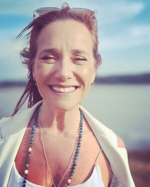 Sofia Nicholson Instagram - Despeço-me hoje dos 53! Que ano bonito! Abracei todos os desafios, pessoais e profissionais, que me foram apresentados. Saí da minha zona de conforto sem medo de me mostrar vulnerável. E isso requer coragem. 
O medo de falhar ou não ser suficientemente boa é uma prisão que impede de viver em plenitude. 
Vivi este ano plenamente, dia após dia, sempre muito lúcida e consciente de que não há risco maior do que viver sem arriscar porque isso não é viver. Tropeça? Cai? Levanta! Mas vai!  Não é esse o propósito da vida? Isso é liberdade! 
Não caí! E sinto-me uma mulher de sorte! Recompensada! Foi um ano de sucessos e de provas superadas a todos os níveis, sempre muito bem rodeada. Foi um ano de muito amor, muita amizade, muitos abraços, muita comoção! 
E ri-me, ri-me muito, sempre com a frase com que regressei da Índia em mente: “Life is a joke! Laugh at it! “ I did! 
Grata a todos os que fizeram parte dos meus 53! 
54, estou pronta!! Até amanhã!!!!

“Repito por pura alegria de viver: a salvação é pelo risco, sem o qual a vida não vale a pena!” Clarice Lispector

#goodbye53 #obrigada #fimdeciclo #gratidão #vivalavida #feliz #youngatheart #💪🏻 #faceeverythingandrise