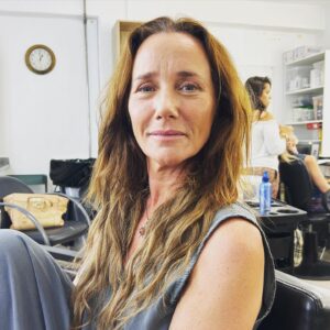 Sofia Nicholson Instagram - Sempre quis ter cabelo comprido! Sempre mo cortaram, até em miúda!
Finalmente, o meu novo papel me permite gozar nem que seja por umas horas o prazer de uma farta e longa cabeleireira! 
Apresento-vos a Filomena Coutinho! 
Hoje iniciámos as gravações deste novo projecto com muito entusiasmo e certos que vem aí um mega sucesso! E mais, não digo! 😉 
Vamos a isso! 💪🏻💪🏻💪🏻 
@tvioficial 
@pluraloficialpt 
@mjcarioca 
@_sr.actor_ 
#novela #cacau 
#novoprojeto 
#ilovemyjob 
#novociclo 
#vivalavida