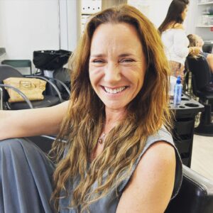 Sofia Nicholson Instagram - Sempre quis ter cabelo comprido! Sempre mo cortaram, até em miúda!
Finalmente, o meu novo papel me permite gozar nem que seja por umas horas o prazer de uma farta e longa cabeleireira! 
Apresento-vos a Filomena Coutinho! 
Hoje iniciámos as gravações deste novo projecto com muito entusiasmo e certos que vem aí um mega sucesso! E mais, não digo! 😉 
Vamos a isso! 💪🏻💪🏻💪🏻 
@tvioficial 
@pluraloficialpt 
@mjcarioca 
@_sr.actor_ 
#novela #cacau 
#novoprojeto 
#ilovemyjob 
#novociclo 
#vivalavida