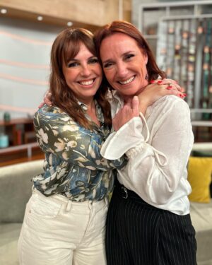Sofia Nicholson Instagram - Sabia que a Sofia Nicholson trabalhou como hospedeira de bordo e era colega da mãe da Tânia? 😮 Hoje, viajámos desde a sua infância até ao presente, através das fotografias da sua vida! 😍📸 Se for ver a peça “Terror e Miséria no Terceiro Reich”, que está em cena no Teatro Armando Cortez até dia 13 de abril, pode confirmar que a representação está nos genes da querida Sofia 😉🎭