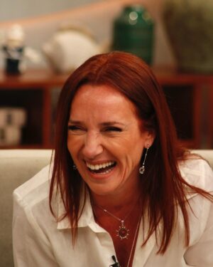 Sofia Nicholson Instagram - Sabia que a Sofia Nicholson trabalhou como hospedeira de bordo e era colega da mãe da Tânia? 😮 Hoje, viajámos desde a sua infância até ao presente, através das fotografias da sua vida! 😍📸 Se for ver a peça “Terror e Miséria no Terceiro Reich”, que está em cena no Teatro Armando Cortez até dia 13 de abril, pode confirmar que a representação está nos genes da querida Sofia 😉🎭
