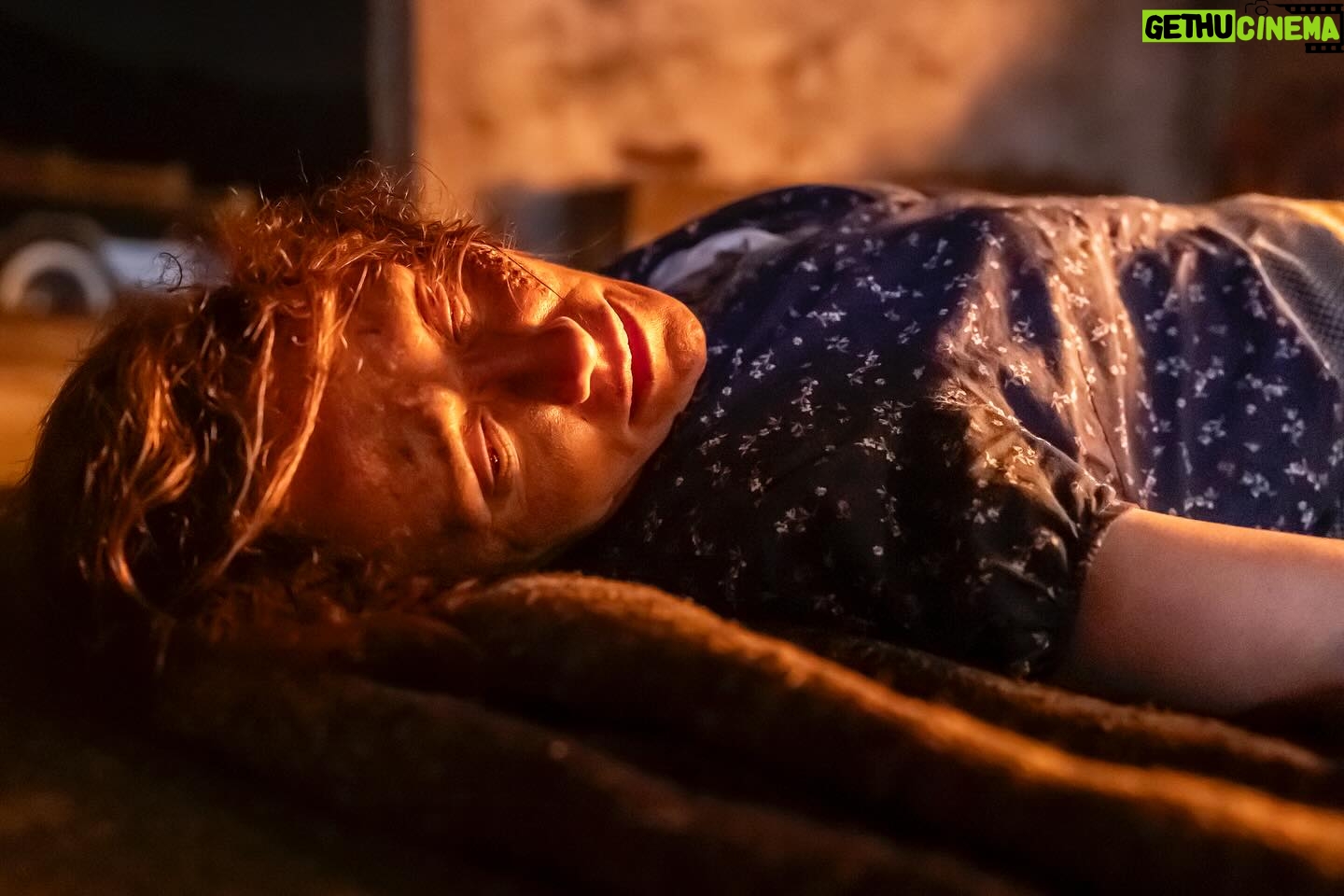 Sofia Nicholson - 1.2K Likes - O fim da Filó
Uns dizem é bem feito, teve o fim que merecia, pagou pelo que fez, o karma é tramado.
Outros, precisamente o contrário. Não merecia fim tão trágico.
Uma coisa é certa, quando me perguntam ou até afirmam que é uma vilã, que é má pessoa, defendo-a e nego-lhe a fealdade.
Vivi, senti, compreendi e defendi a Filó até o seu ultimo suspiro ( e defendo).
Para mim a Filó foi uma personagem épica!
Obrigada por tantas mensagens que me têm mandado. O vosso retorno é a prova que a Filó vos tocou tanto quanto a mim.
CACAU ainda tem muito para vos entregar e encantar! Ainda vai acontecer muuuuuita coisa na novela que nos apaixonou a todos! “Devorem-na”! (usando a expressão de uma fã!) ❤️
Autoria @mjcarioca
Coordenação @_edgardmiranda
Realização @rahalportugal
@leleveiga
@ricardo__carreira
Produção. @pluraloficialpt
Na @tvioficial
@tvinovelas