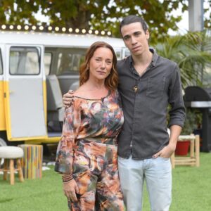 Sofia Nicholson Instagram - Ele não é meu, ele é do mundo!
Mas fui eu que fiz! E fi-lo muito bem! @kid_nik_olson 
Hoje no programa @emfamiliatvi  falamos do sangue que nos corre nas veias e do espectáculo em que ele entra: Entre Eles Dois, no espaço @escolademulheres1995, de 5a a Dom, às 21:00.  Muito bem recebidos pela tão querida @maria_cerqueira_gomes e o giraço @ruben_rua . Obrigada pela simpatia!  @sr.actor  @tvioficial  @nakuropt @eugeniocamposjewels  #emfamilia #myboy #mãe #actriz #actor #tv #promoção #vaoaoteatro