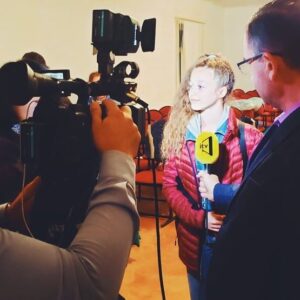 Sofia Rosinsky Instagram - Behind the scenes of #leilasviolin . One of the most beautiful elements of this film was the inspiring realization that travel is one of the deepest educations, and when we meet each other, we learn and grow. No matter how far apart we are on the earth, we share the human spirit for laughter and play and love, and I am thankful for the opportunities that I’ve had. Thank you to the @regentstcinema !! #ellaleya #nazlibulaq #azerbaijan #baku #quba #behindtheviolin #sistersrosinsky #stellalunafilms @sistersrosinsky @leilas_violin