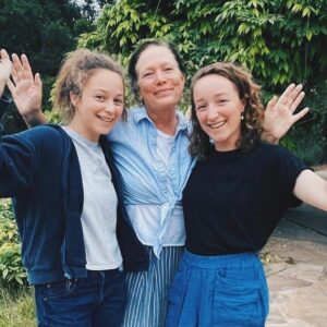 Sofia Rosinsky Instagram - Happy birthday, mama! 
🎂🍀🥳🌸✨🛶🐱💕💪