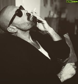 Sofiane Tadjine Instagram - Quand on allume une cigarette en attendant un bus… il arrive « loi de Murphy » photo by ma meuf lol @ryta.jal