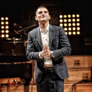 Sofiane Zermani Instagram - C’est OFFICIEL ‼️ 

Après le @festivaldavignon 
Et @radiofrance 🎭

#Gatsby LE MAGNIFIQUE 💫 

A partir du 16 Février au @theatrechatelet 😇 

Mis en scène par @alexplank 
En musique par @icekreamy 

La billetterie est ouverte 🎟 https://www.chatelet.com/programmation/saison-2021-2022/le-magnifique/ 

@rebeccamarder ❤️
@renericpascal ❤️
@franceculture 
@blandine_masson 
@sandrinetreiner 
@nicolashoyet 

📸 @backstage2.0