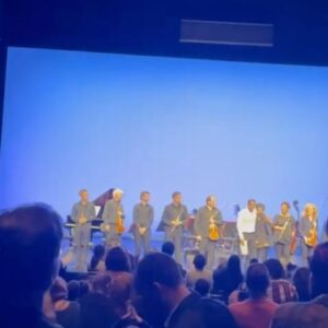 Sofiane Zermani Instagram - Merci à tous pour ces moments en or 🙏🏼 

Un honneur d’être récitant de Pierre et le Loup au @festivalnuitsromantiques et à l’ @operadelyon avec son Orchestre, que je remercie de m’avoir invité a partager cette scène avec eux. 

Mis en scène par @richardbrunel 
L’aventure continue 😉 

@daphneoudaph 
@gregory_weill 
@nicolashoyet
