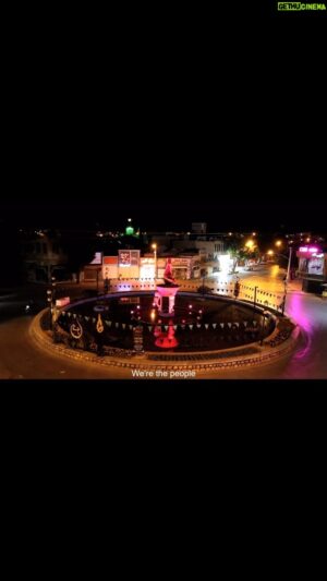 Soheil Beiraghi Instagram - مردم مگه کی‌ان از کجا می‌یان؟ 
مردم خود ماییم دیگه… خودْمونیم…کسی نیست

دیالوگ فهیمه در “ عامه پسند”
شما کدوم دیالوگ موند توی ذهنتون؟ یا لحظه‌ی دیدن و شنیدنش خط انداخت روتون🙃؟
برام بنویسید ؛ با هم حرف بزنیم درباره‌ش …. لذت‌بخش‌ترین لحظات فیلمسازی این وقت‌هاست که تو دیگه معنا نداری و برداشت مخاطب و حسش هست که معناس.

❌توجه❌
برای دیدنش لازم نیست اشتراک فیلم‌نت داشته باشید فقط بلیط رو بخرید و تمام.
لینک بلیط رو استوری می‌کنم اینجوری راحتتره براتون، این تعطیلات تایم خوبیه برای فیلم دیدن، منم از دور کنارتونم و دونه دونه نظرات‌تون رو می‌خونم و بطرز غریبی کنجکاوم که تا فیلم تموم شد حسی که در شما شکل گرفته رو خیلی بی واسطه و شفاف به خودم بگید.
باقی بقایتان
تا زود
سهیل