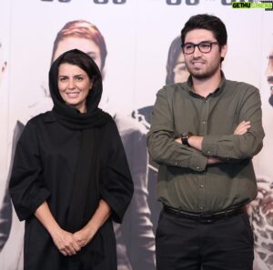 Soheil Beiraghi Instagram - تماشاى " من " با ليلا حاتمى و سهيل بيرقى 
فيلم سينمايى "من" به نويسندگى و كارگردانى سهيل بيرقى اولين ديدار مردمى اش را در دومين روز اكران برگزار مى كند . روز پنجشنبه ٢٨ مردادماه ساعت ٢٠:٣٠ سهيل بيرقى و ليلا حاتمى با حضور در سينما استقلال ضمن ديدار با مردم همراه با آنها به تماشاى فيلم "من" مى نشينند . اكران "من" از امروز در سينماهاى سراسر كشور آغاز شده است و سينماهاى آزادى و ملت در اولين روز اكران فيلم را در سانس فوق العاده هم نمايش مى دهند . لیلا حاتمی، امیر جدیدی، بهنوش بختیاری و مانی حقیقی در فيلم "من" به ايفاى نقش پرداخته اند. .
خلاصه داستان : ما رو نرقصون آذر!
براى تهيه بليط، اطلاع از سانس ها و سينماها مى توانيد به سايت cinematicket.org مراجعه نماييد. .
پ.ن: تماشاى اين فيلم براى افراد زير ١٥ سال توصيه نمى شود.
عكس:آزاده اميرخان
#از_من_چی_میدونین 
#از_فيلم_من_چى_ميدونين
.
#سهيل_بيرقى #ليلا_حاتمى #امير_جديدي #بهنوش_بختیاری #مانى_حقيقى #leilahatami #amirjadidi #behnoosh_bakhtiari #manihaghighi #soheilbeiraghi