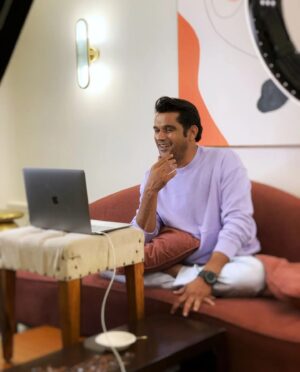 Sohum Shah Instagram - Yaha call toh chalu hai. But are we doing kaam or masti? #MondayingDoneRight
