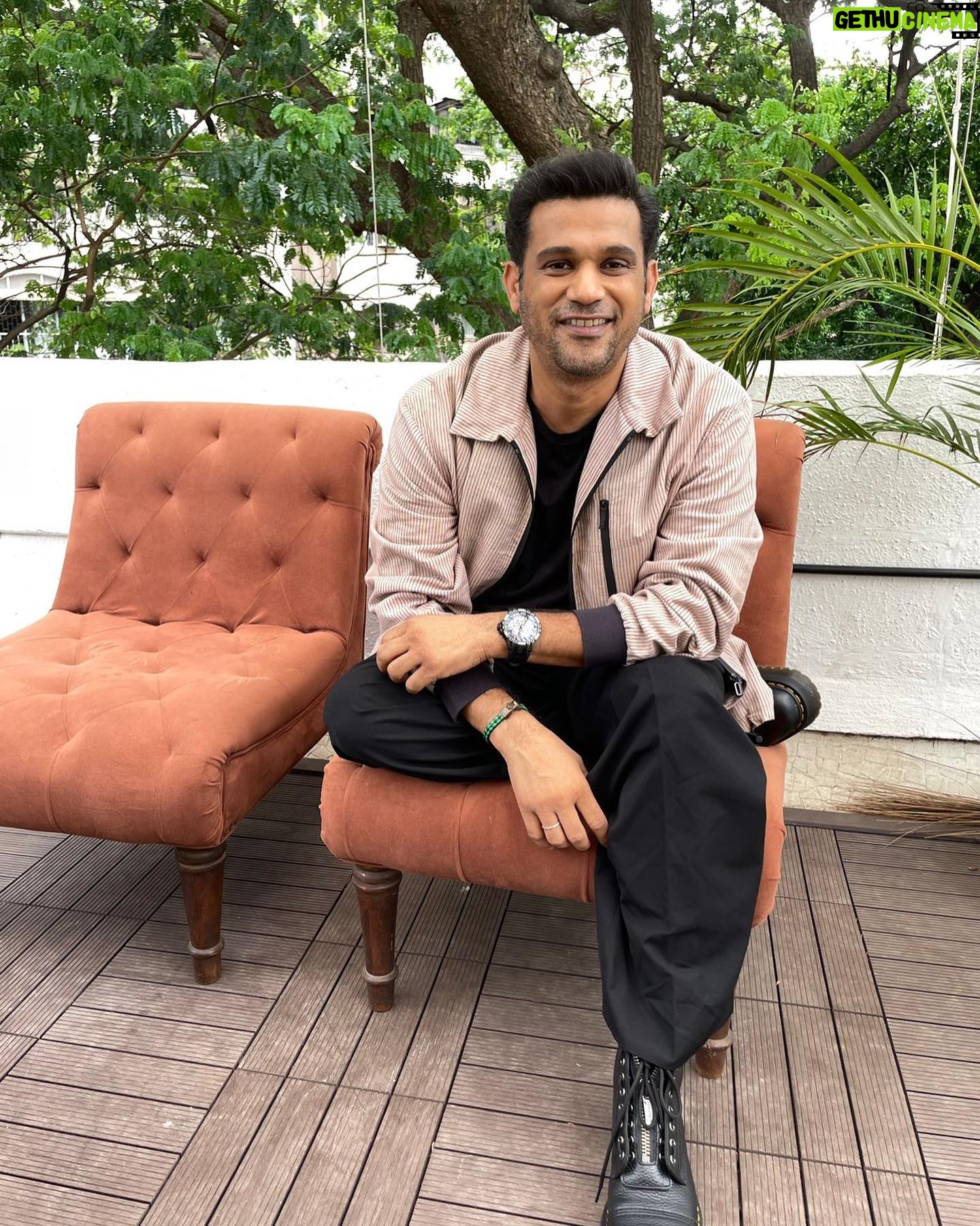 Sohum Shah - 1K Likes - बस यूँ ही
Jacket - @stylemati
Shoes - @drmartensofficial
Styling- @stylebyanishi @stutijain1610
HMU - @aditimakeupartistry @imranshaikh.730