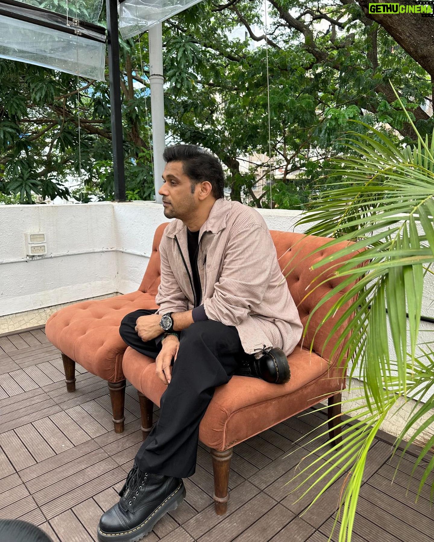 Sohum Shah - 1K Likes - बस यूँ ही
Jacket - @stylemati
Shoes - @drmartensofficial
Styling- @stylebyanishi @stutijain1610
HMU - @aditimakeupartistry @imranshaikh.730