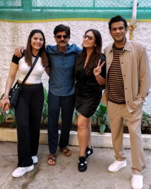 Sohum Shah Instagram - With my #Maharani fam. Had a super super time shooting this season, and I can't wait for you all to see season 2! I hope aap sab ko yeh dhamakedar lage 😬

#MaharaniSeason2 streaming tomorrow, only on @sonylivindia

#MaharaniSeason2 #Promotions @iamhumaq @anujasatheofficial @amit.sial

HMU - @shilpakitty
Styling - @stylebyanishi