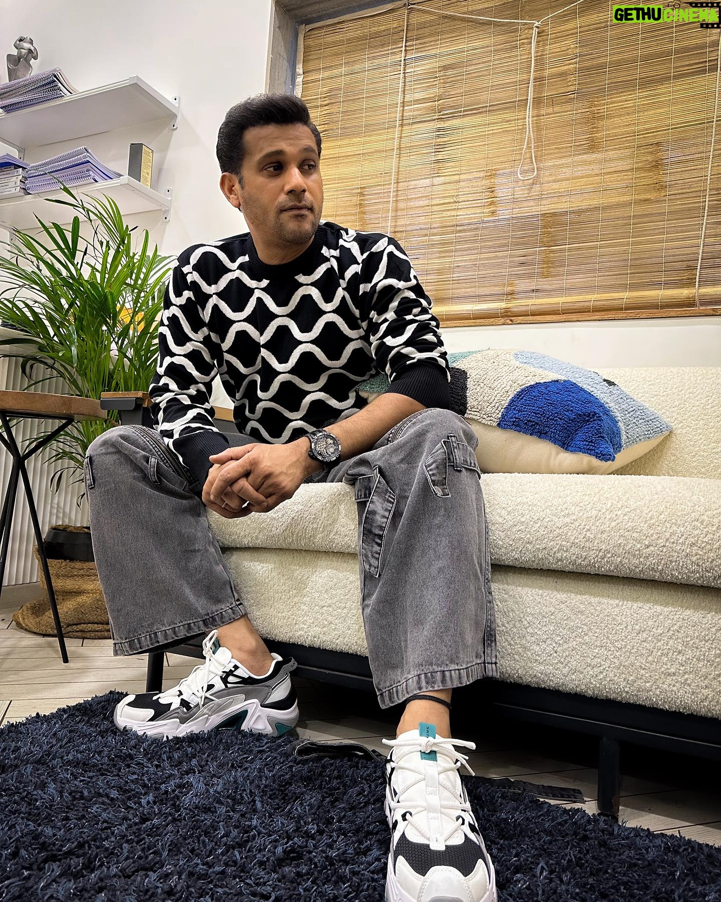 Sohum Shah - 1K Likes - #throwback to the 90s sweatshirt.
Sweatshirt - @benetton_india
Cargoes - @freakinsindia
Shoes - @skechersindia
Styling- @stylebyanishi @stutijain1610
HMU - @aditimakeupartistry @imranshaikh.730