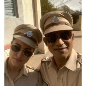 Sohum Shah Instagram - Mandawa police reporting for duty🚨!

Thank you @reemakagti1 & @ruchikaoberoi for this wonderful experience and for helping me bring Kailash Parghi to life. @aslisona, @itsvijayvarma & @gulshandevaiah78 aap ke sath kaam karne mein bohot mazaa aaya, thank you for this amazing experience and all the memories!

#DahaadOnPrime #WatchNow