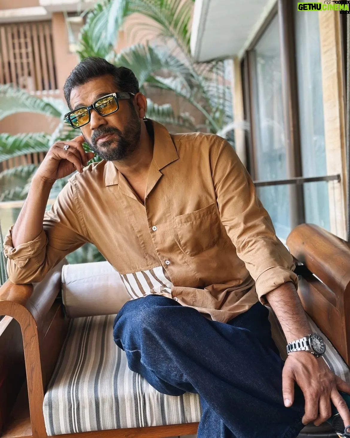 Sohum Shah - 1K Likes - Beige-please ✌🏼
Styling - @stylebyanishi @stutijain1610
HMU - @aditimakeupartistry @hrishidoeshair
Shirt - @Abrahamandthakore