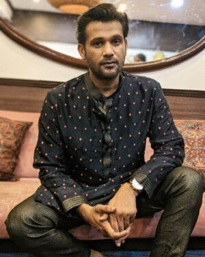 Sohum Shah Instagram - Dandiya night with the #Maharani team! Rajneeti bohot ho gayi, abhi garba ka time hai 😉

HMU - @imranshaikh.730 @aditimakeupartistry @mudindia
Styling - @stylebyanishi