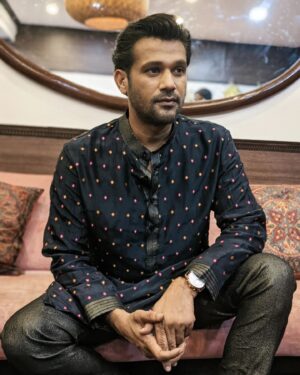 Sohum Shah Instagram - Dandiya night with the #Maharani team! Rajneeti bohot ho gayi, abhi garba ka time hai 😉

HMU - @imranshaikh.730 @aditimakeupartistry @mudindia
Styling - @stylebyanishi