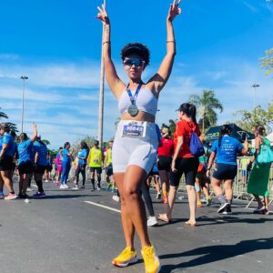 Sol Miranda Instagram - os primeiros 10km a gente nunca esquece ! obrigada @maratonadoriooficial @ojuniorsilva pelo convite. 

foi uma das melhores experiências da minha vida 🏃🏽‍♀️

@ligborges @tai_brum e @carolahsilva obrigada pelo empurrão e por me encorajarem 🤍 vcs resumem a frase: quem tem um amigo tem tudo !