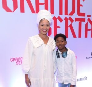 Sol Miranda Instagram - TBT da Estreia de “O Grande Sertão” 🎬

Que alegria recordar a estreia de “O Grande Sertão,” uma brilhante adaptação dirigida por Guel Arraes e Flávia Lacerda. Foi emocionante ver tantos talentos em cena e testemunhar a adaptação genuína de um clássico para as telas.

Luís Miranda. @luismirandaator Eu escreveria uma tese inteira sobre a sua densidade neste filme. Luís Miranda deu vida a um personagem à sua altura, ou seria o contrário? Talvez este seja um dos trabalhos mais célebres de sua carreira. Foi emocionante assisti-lo tão grande, tão profundo. A delicadeza dos gestos de Caio Blat @caio_blat lembrando as palavras de Ariane Mnouchkine, “o gesto contém a alma,” chegava de forma arrebatadora. Os olhos profundos de Mariana Nunes @marianasousanunes os olhos de uma vida inteira, transmitiram não só a dor daquela mãe, mas a dor do mundo, enquanto a sutileza de Luisa Arraes @luisaarraes trouxe uma força hercúlea ao projeto, tecendo uma narrativa rica, envolvente e cheia de subjetividades. Que lindo ver vcs, Caio e Lu, tecendo e fazendo nascer esse projeto. 

E falando de multifacetas, Luellem de Castro @luellemdecastro e WJ @mcwjota são exemplos notáveis de como a escuta e o olhar atentos da direção permitem que muitas outras facetas artísticas brilhem uma composição. Luellem, com sua presença magnética, com essa voz que meu pai Ogum, nossa que lindo! perco até o ar. enquanto WJ, como sempre, surpreendeu com sua versatilidade, trazendo à tona as várias dimensões de seu talento.

Um amigo meu, o @dodomundi , disse que este é um filme de ator, e eu não poderia discordar. Cada atuação, dos protagonistas ao núcleo de apoio, todas elas estão impecáveis. Mas sem dúvida, um filme com tantas interpretações tão belamente apresentadas também é um tributo à generosidade da direção. Parabéns, Guel e Flávia.

Parabéns a todo o elenco, a toda equipe. Foi muito bonito participar desse processo e ver essa obra prima nas telas. Ahhhhhh! O filme continua em cartaz nos cinemas brasileiros. Não percam! 🎥

Fotos 1,2,7e 10 @robertofilho_profissional (obrigada pelos registros lindos de sempre 🤍) 
Foto 3 @oudiiog (obg por essa recordação)

 #OGS #CinemaBrasileiro #TalentosNacionais