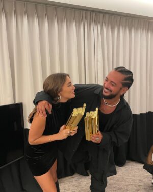 Sola Instagram - Les amis je ramène la coupe à la maison 🏆je suis la révélation Belge de l’année grâce à vous 🥹

@slimane celui là c’est le notre , tu es le premier ici à avoir cru en moi et je ne trouverai jamais de mots assez puissants pour te remercier à la hauteur de ce que tu m’apportes, je t’aime🤍 merci pour tout ✨ 

Ce NMA est grâce à vous !!! Merci pour ce soutien infaillible, merci d’avoir voté chaque jour , sans vous je ne l’aurai pas entre les mains ! Merci du fond du coeur pour ce magnifique cadeau que vous m’avez offert🫶🏼

Merci à mon équipe sans qui rien de tout ça ne serait possible 🤍✊🏽

Maman merci d’avoir été ma première fan ♥️🏆