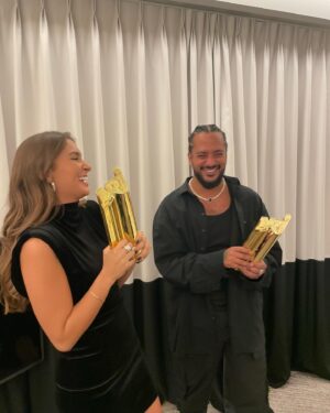 Sola Instagram - Les amis je ramène la coupe à la maison 🏆je suis la révélation Belge de l’année grâce à vous 🥹

@slimane celui là c’est le notre , tu es le premier ici à avoir cru en moi et je ne trouverai jamais de mots assez puissants pour te remercier à la hauteur de ce que tu m’apportes, je t’aime🤍 merci pour tout ✨ 

Ce NMA est grâce à vous !!! Merci pour ce soutien infaillible, merci d’avoir voté chaque jour , sans vous je ne l’aurai pas entre les mains ! Merci du fond du coeur pour ce magnifique cadeau que vous m’avez offert🫶🏼

Merci à mon équipe sans qui rien de tout ça ne serait possible 🤍✊🏽

Maman merci d’avoir été ma première fan ♥️🏆