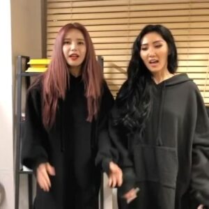 Solar Instagram - 마마무의 10년, 그리고 솔라의 10년을 함께해준 멤버들,그리고 옆에서 항상 서포트해주신 모든 분들과 무엇보다 우리 무무들,용순이들이 있어서 지금까지 달려올 수 있었어요. 늘 감사하게 생각해요.
인생 쉽지 않지만 재밌었다!!!