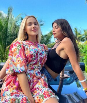 Solène Fouquez Instagram - Une amitié comme ça ou rien 🌶️🔥

#lavilla #amitié #friendship #sun #mexico