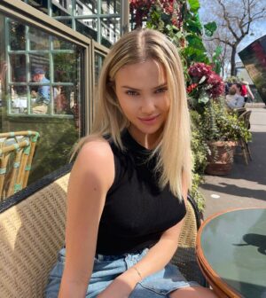 Solène Fouquez Instagram - Les fleurs murmurent les secrets du printemps ✨🌷

#paris #france #coffee #spring #sun #beautifulday