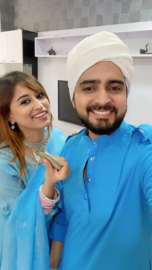 Somi Khan Instagram - EID MUBARAK ….!! 

#eidmubrak#adilkhandurrani#somiadilkhan#eid2k24🌙❤️#insta#viralvideos..!!