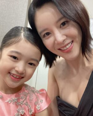 Son Sung-yoon Instagram - 이제야 한숨 돌리며 올리는 
연말대상 나들이 🖤

2023년 숨돌릴틈없이 일만 했더니 
번아웃인듯 연말엔 지쳐 마음이 힘들었던 중 
마지막날, 멋진 선후배님들의 연기가치관, 고충, 수상소감을 들으며 우물안개구리처럼 살지 말고 더 많이 공부하고 노력해야겠단 다짐을 했던. 

이쁜 사진 감사합니다 기자님들 🖤
우아한제국 사랑해주셔서 감사해요 다들 🤍